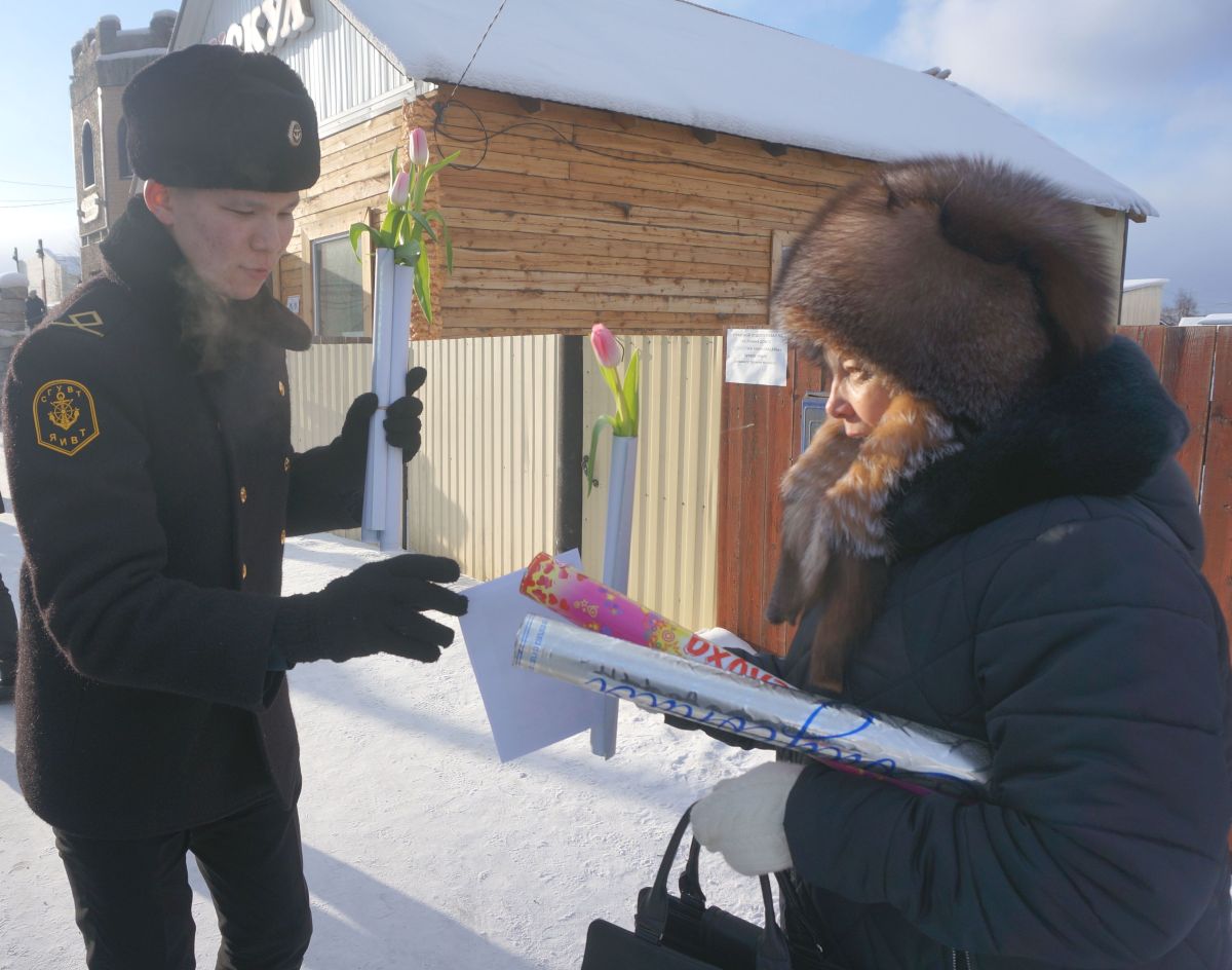 женщина в шапке амга