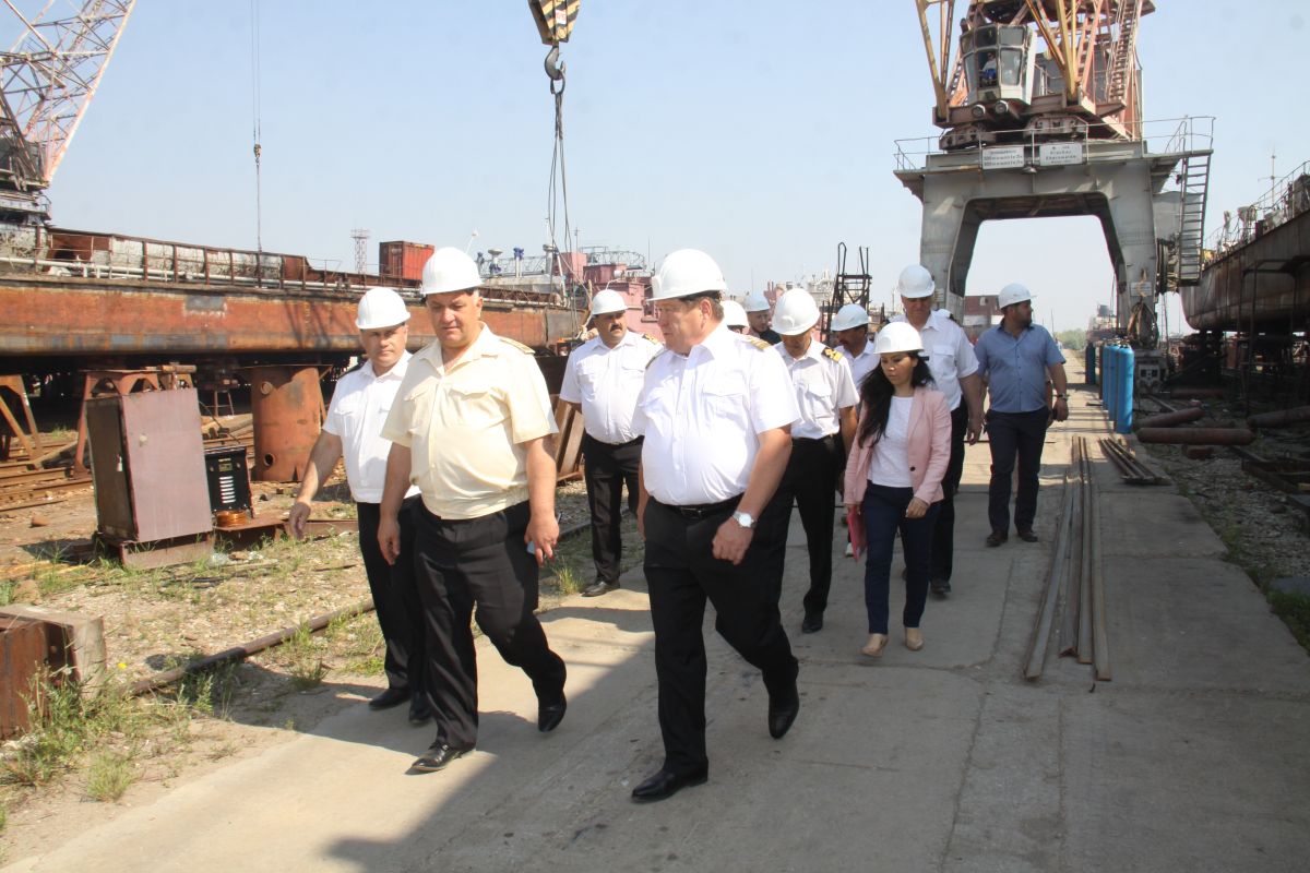 идут по заводу