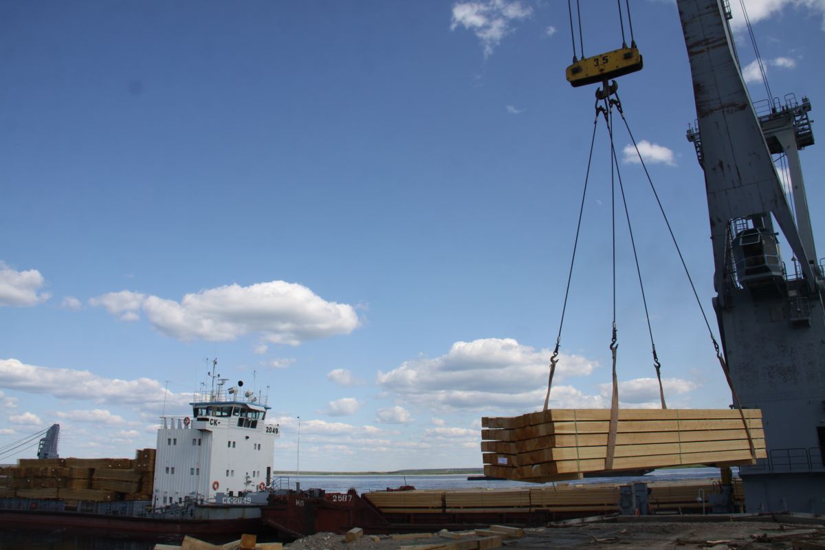 кран разгружает