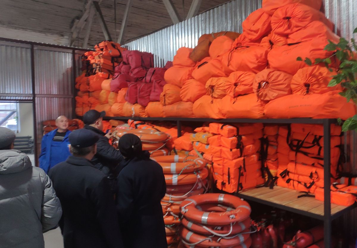 спасательные на складе