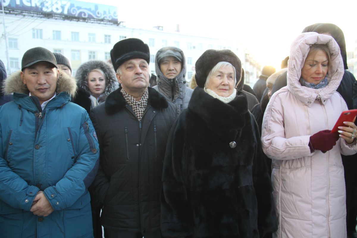 памятник народ