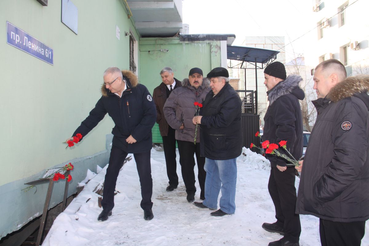 возлагают цветы