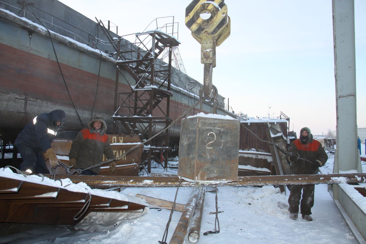 поднимают краном