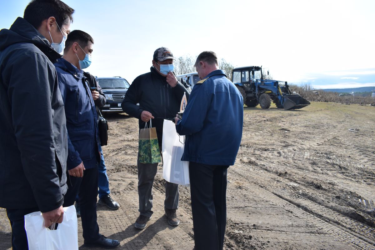 трактора на выгрузке