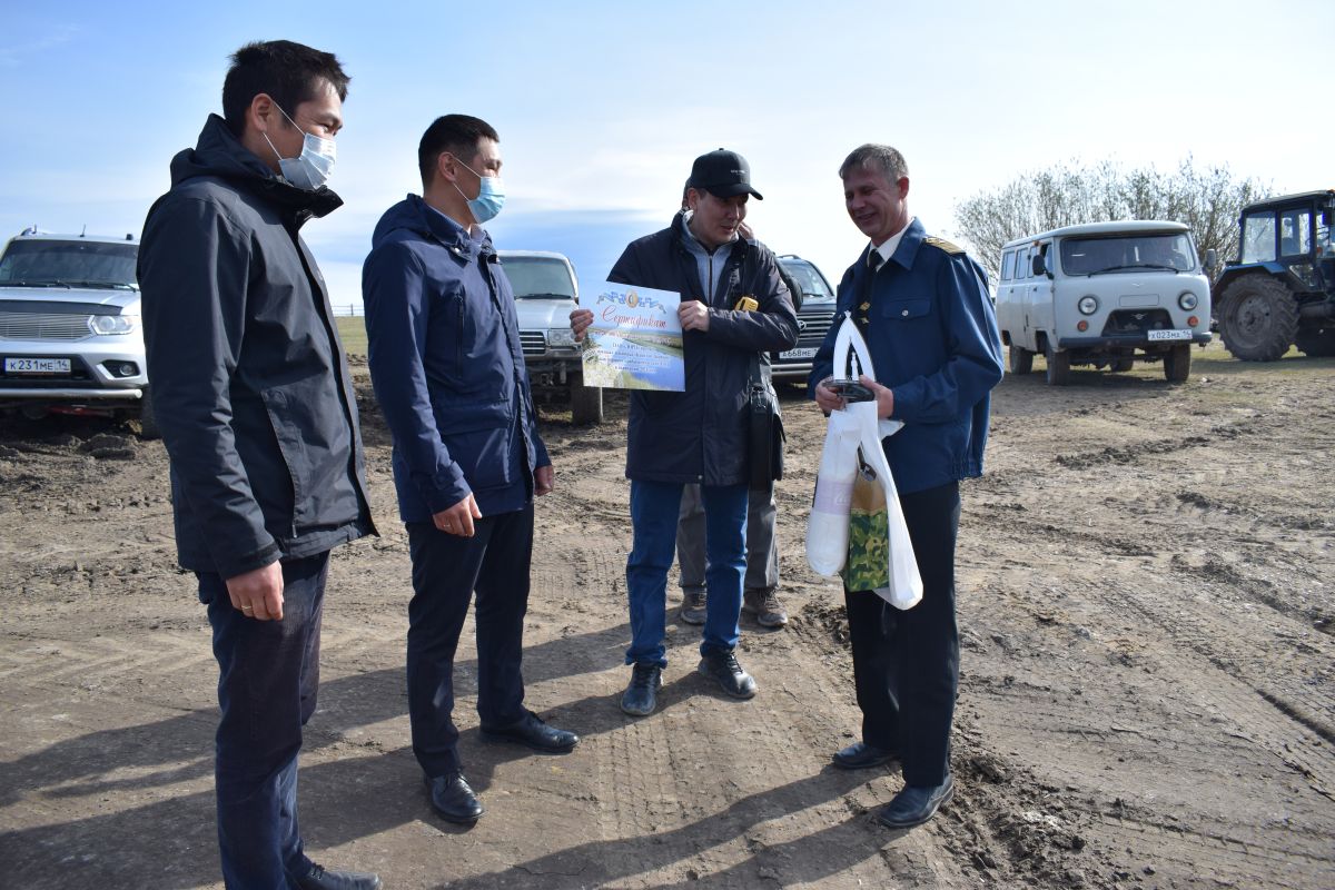 трактора на выгрузке