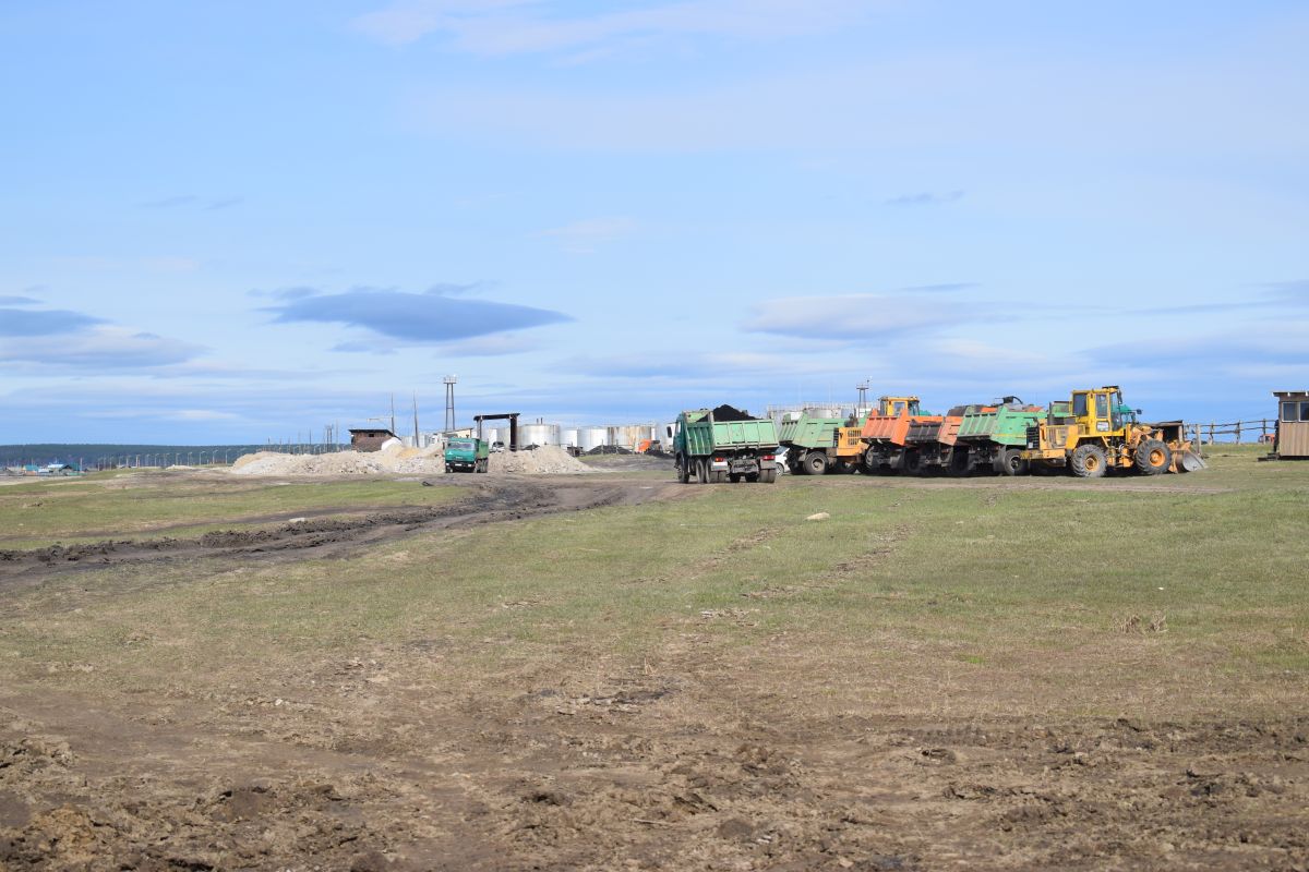 трактора на выгрузке