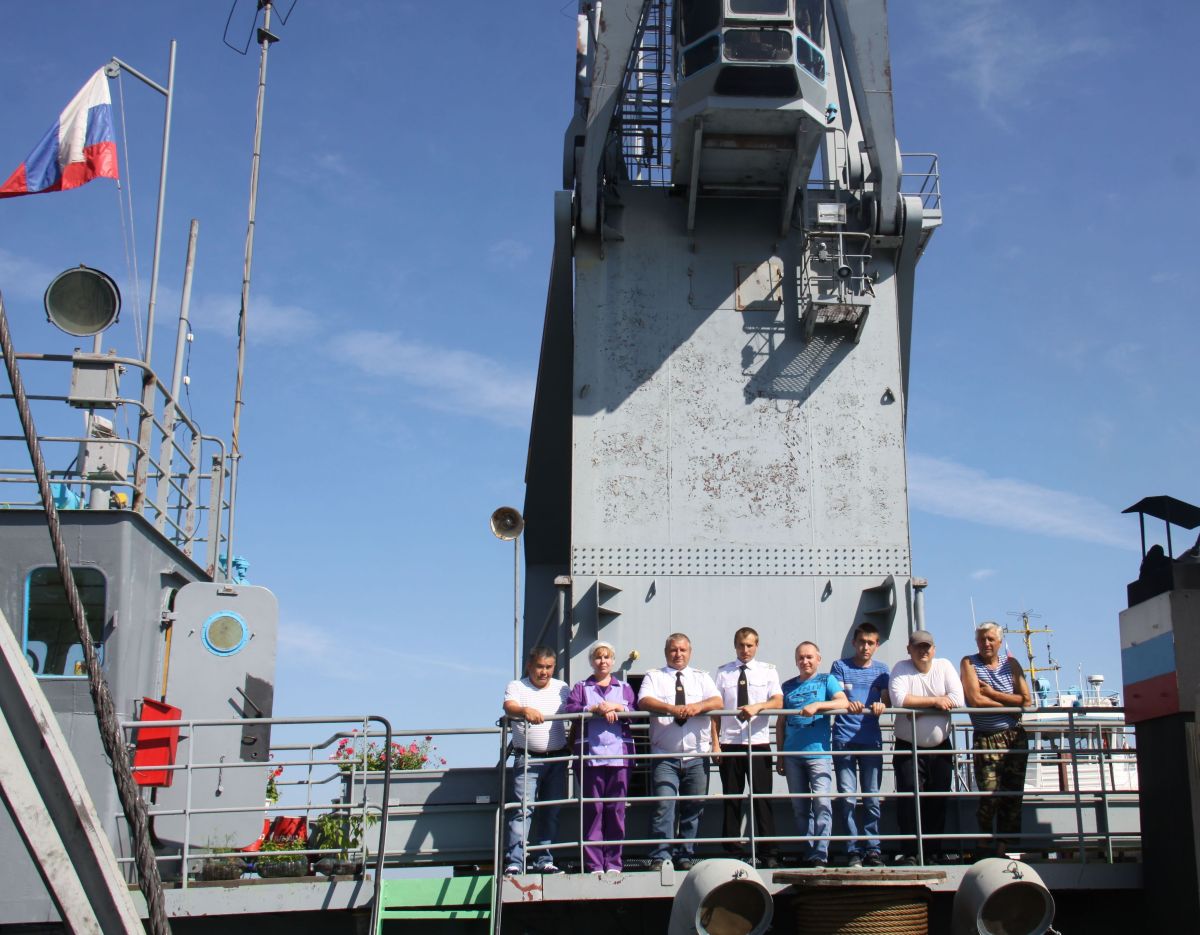 экипаж плавкрана у флага