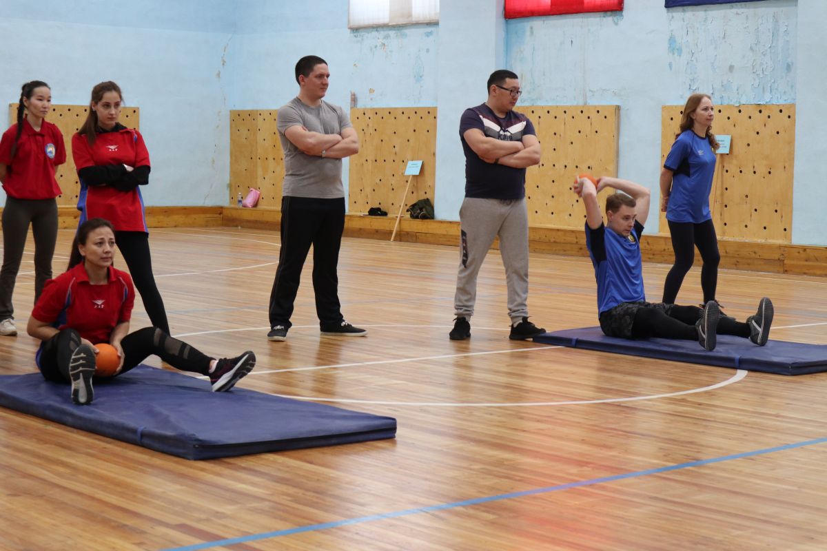 бросают мяч