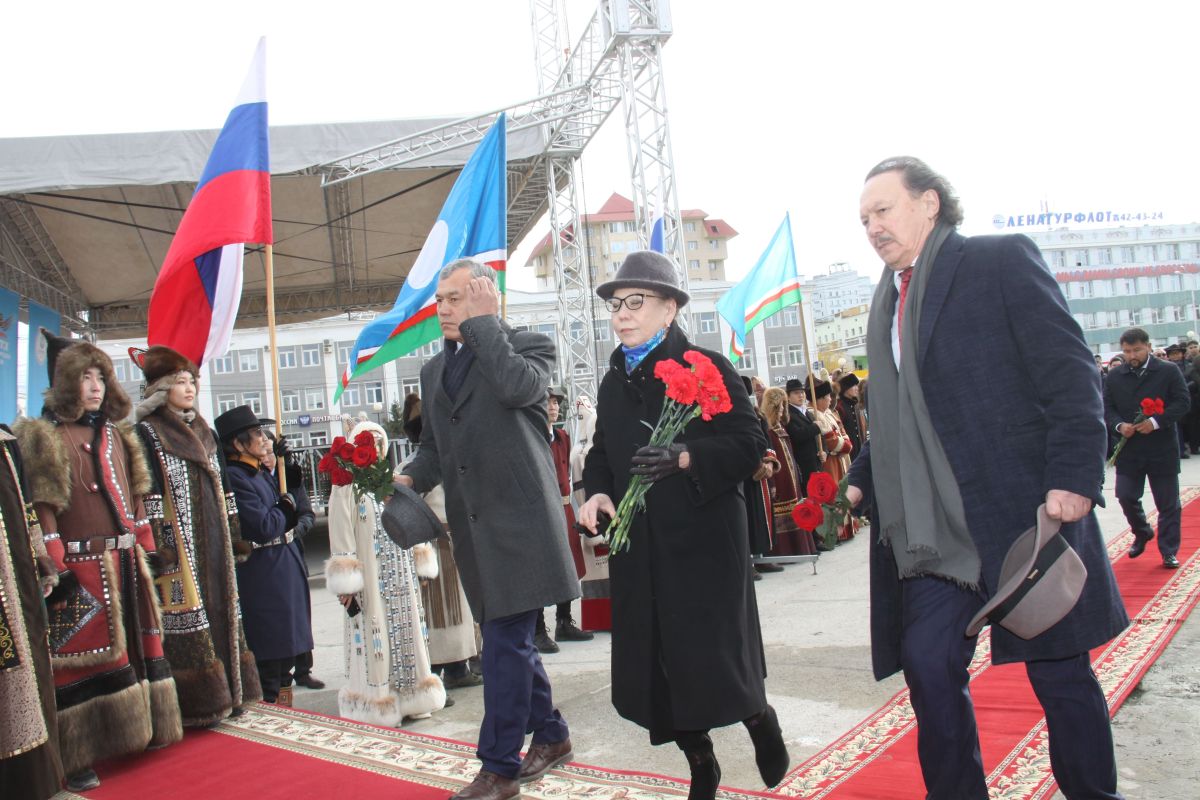 николаев с цветами внутри текста 1