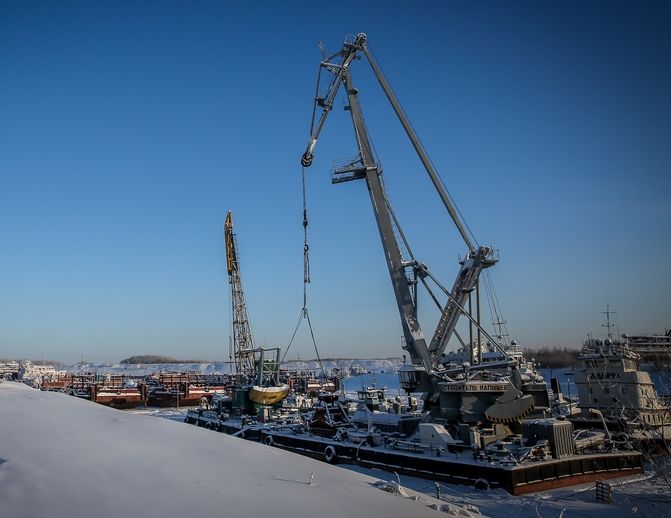 Журналистский десант высадился на Жатайской базе эксплуатации флота ОАО «ЛОРП» и ознакомился с ходом выморозочных работ на судах.  