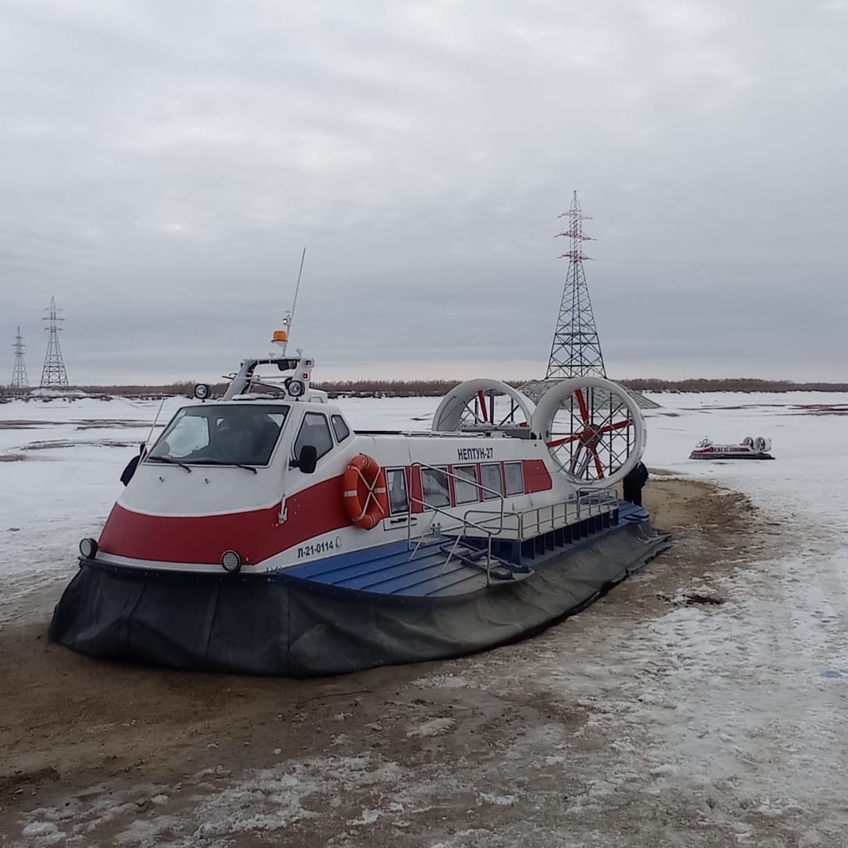 Воздушные подушки «Нептун» продолжают курсировать по Лене