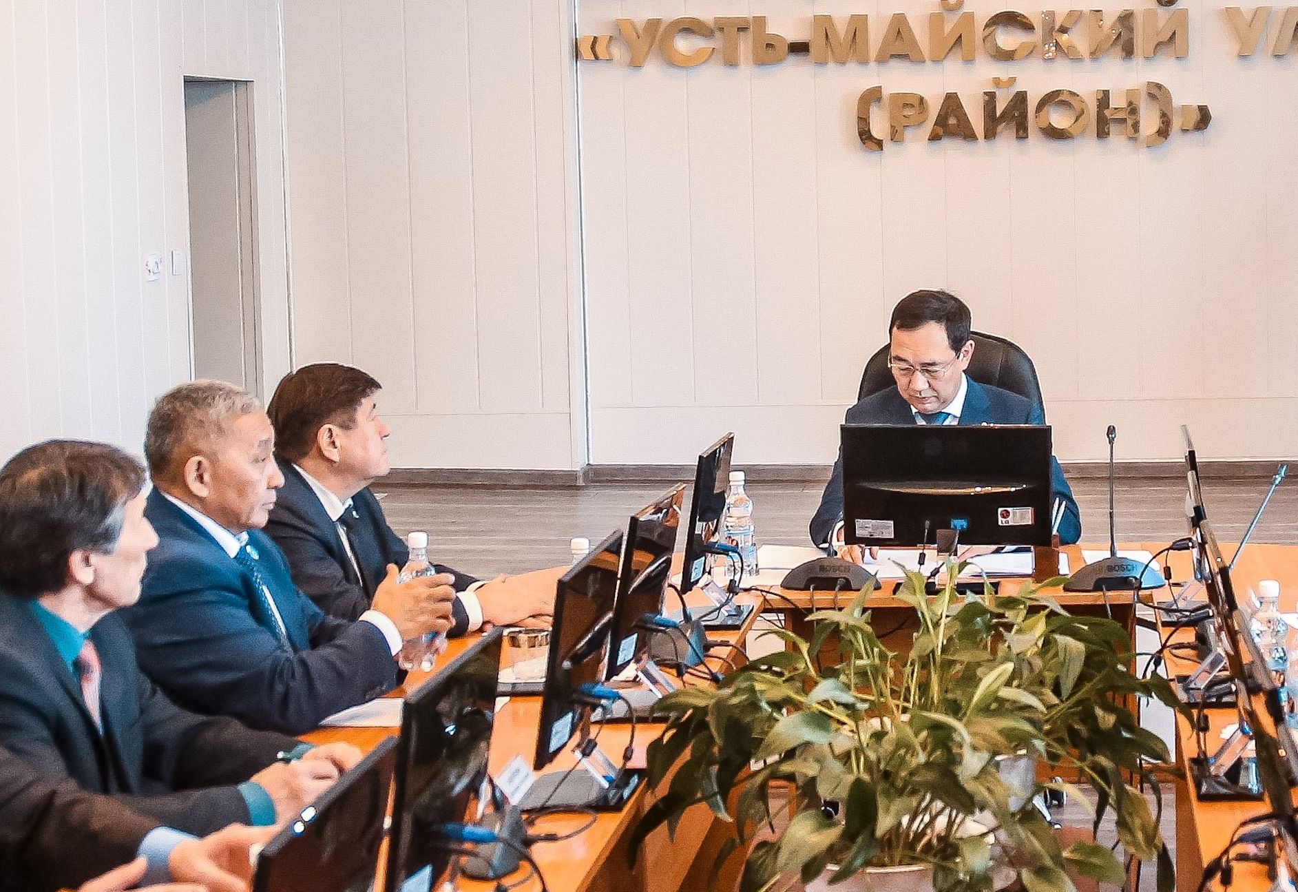 Сергей Ларионов: «Поставлен ряд задач по развитию  Усть-Майского района» 