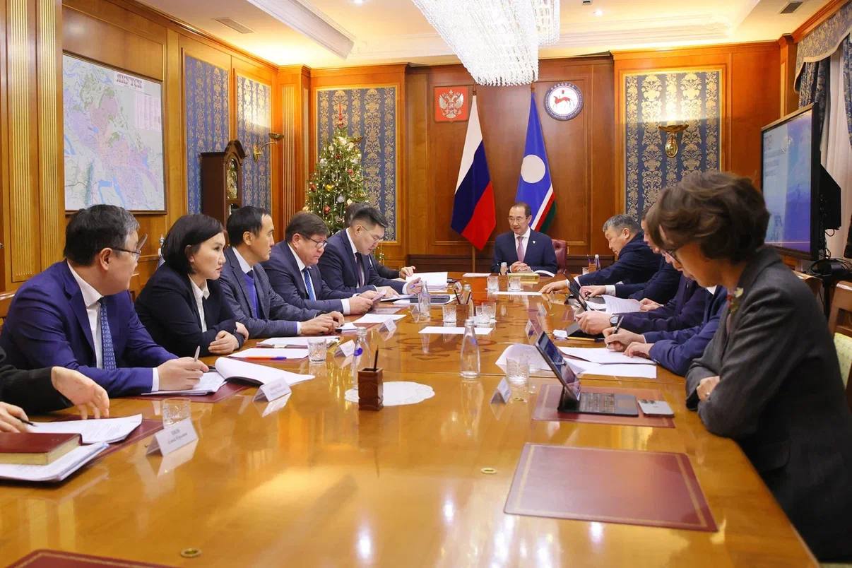 Сергей Ларионов отчитался по итогам финансово-хозяйственной деятельности пароходства у Главы РС(Я)