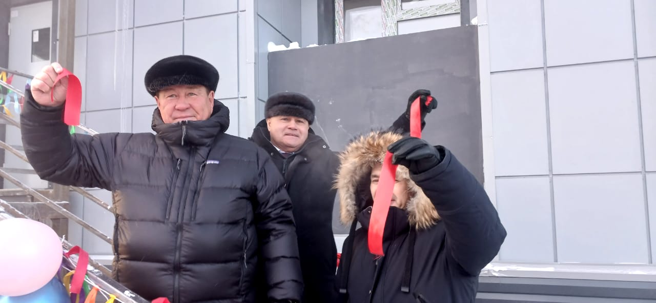 В селе Петропавловск Усть-Майского района ПАО «ЛОРП» возвело жилой дом для переселенцев из аварийного жилья