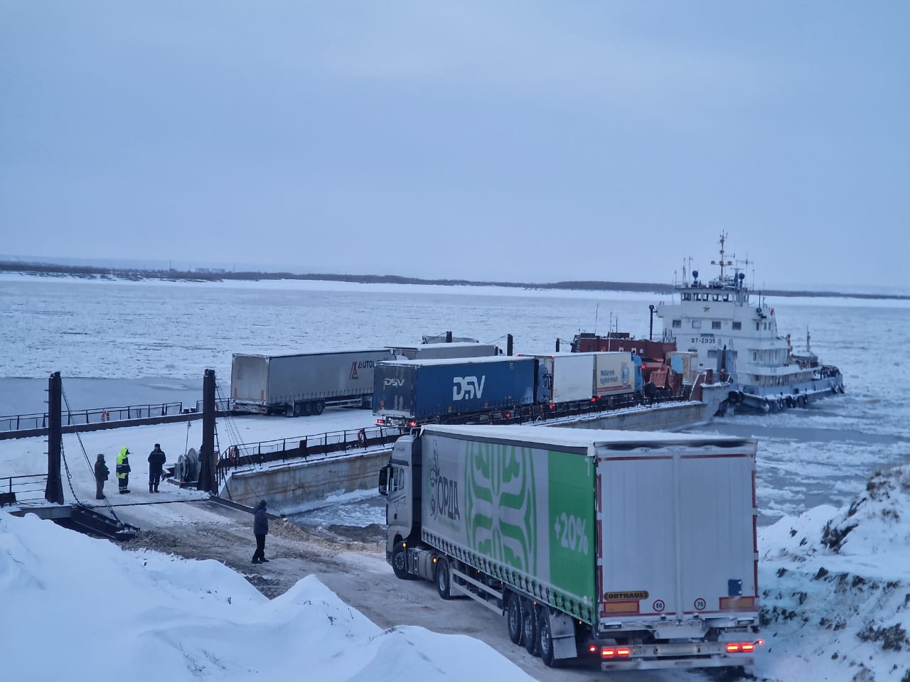 Грузовые перевозки в сопровождении ледокола начались на реке Лена 4 ноября