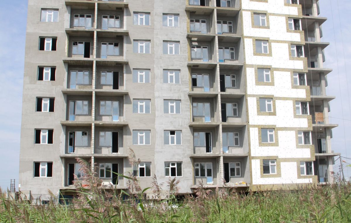 Строительство: Дом в п. Жатай обретает фасад
