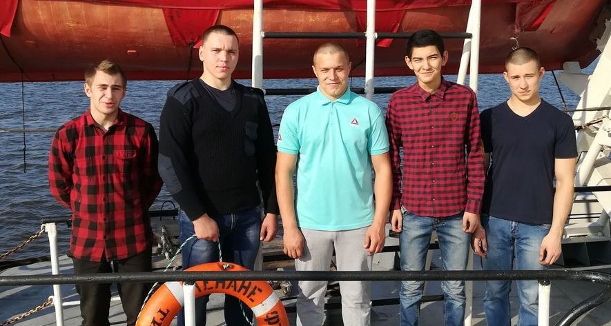 Экипаж Ленского пароходства спас людей на Лене