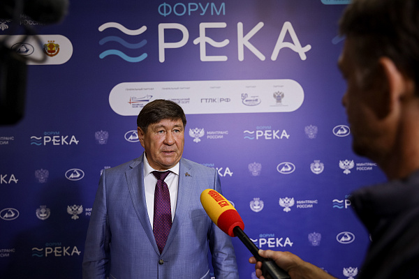 Сергей Ларионов работает на форуме «Река» в Чебоксарах