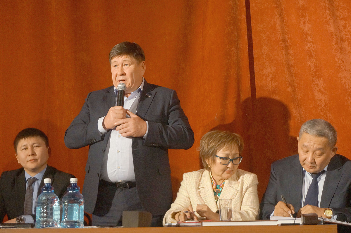 Народный депутат Якутии Сергей Ларионов встретился  с общественностью Амгинского улуса.