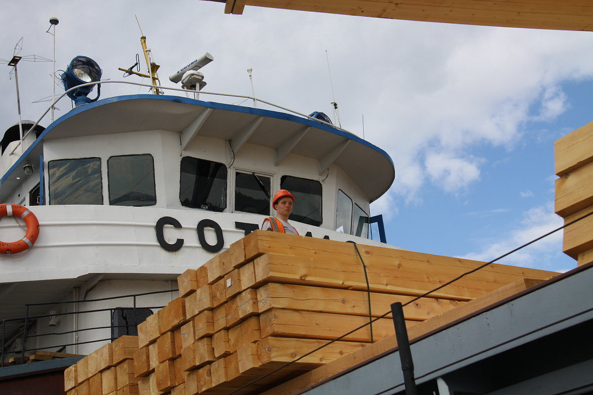 В Якутск прибыл первый теплоход с грузом. 