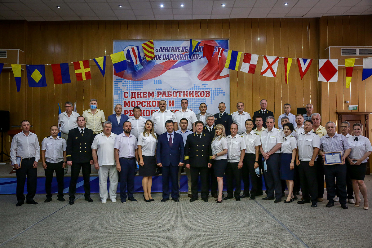 В профессиональный праздник награждены работники Пароходства
