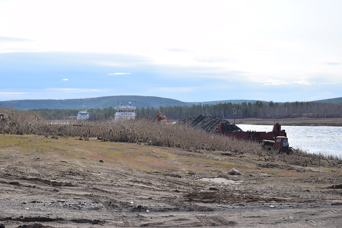 Первые теплоходы с углем из Джебарики-Хая прибыли на Амгу.