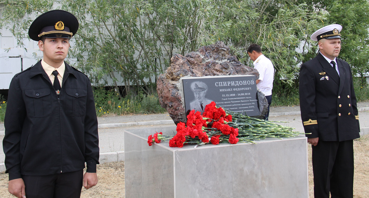 На аллее Ленских капитанов установлен памятный камень Спиридонову М.Ф. 