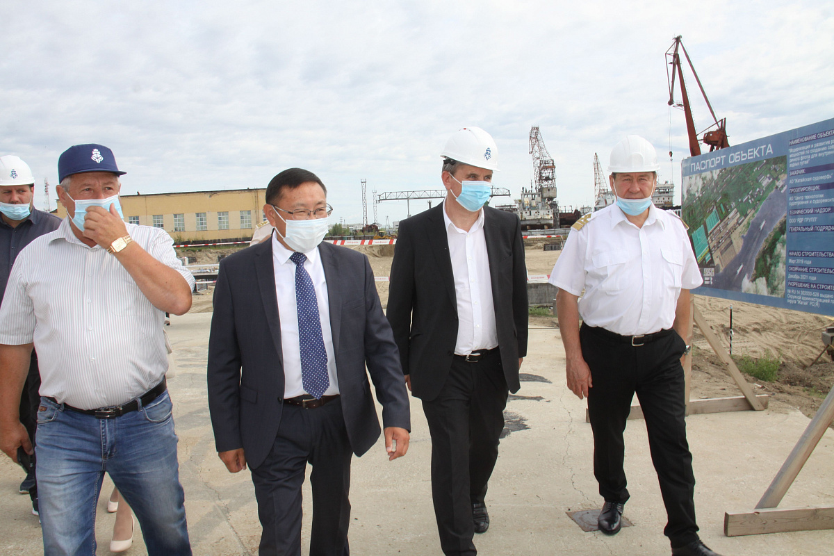 Заместитель руководителя Федерального агентства морского и речного транспорта Константин Анисимов посетил Жатайскую судоверфь.