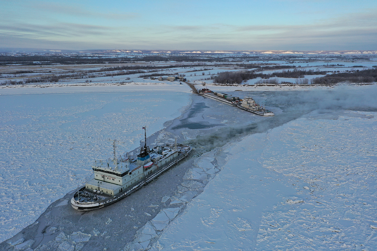 Перевозки через Лену продлятся до 25 ноября включительно.